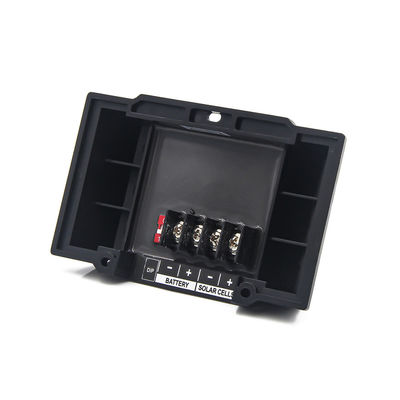 Bom preço Controlador de carga solar PWM automático de 12A 12V 24V com carregamento de 5 estágios para gerenciamento eficiente da bateria on-line